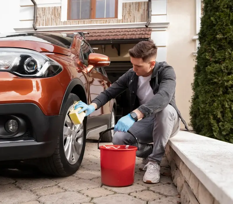 Lavage auto à domicile Bussy-le-Repos : professionnel intervenant sur un véhicule